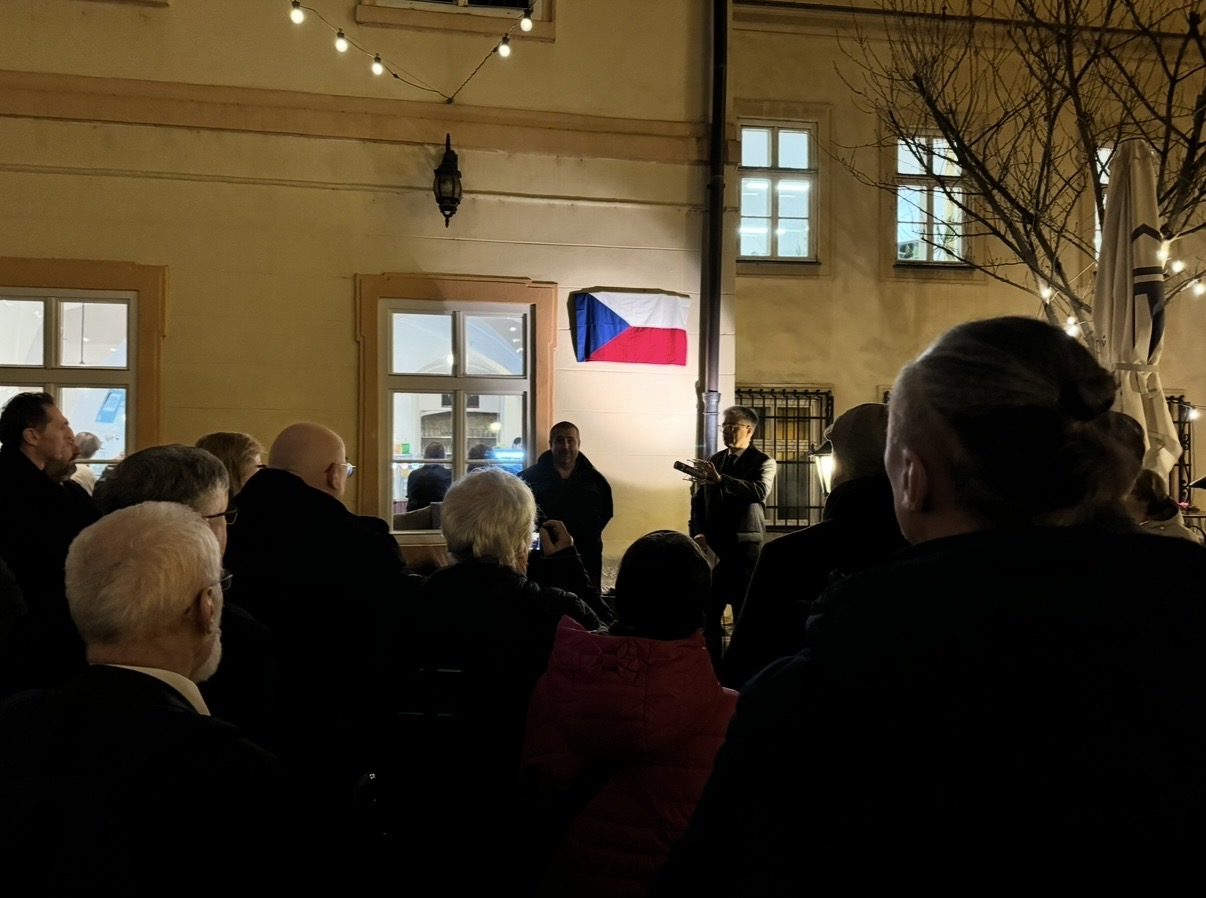 Odhalování pamětní desky, Husova 9