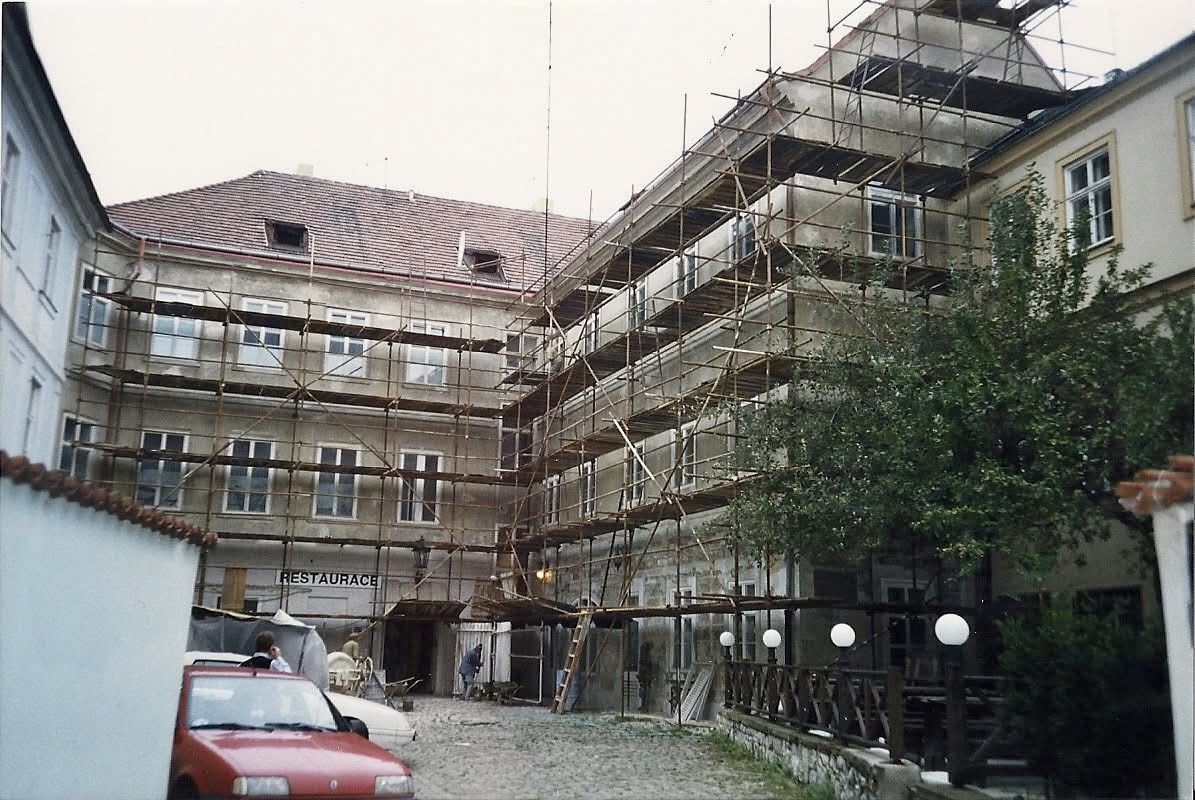 Dům Husova 9 v lešení při rekonstrukci
