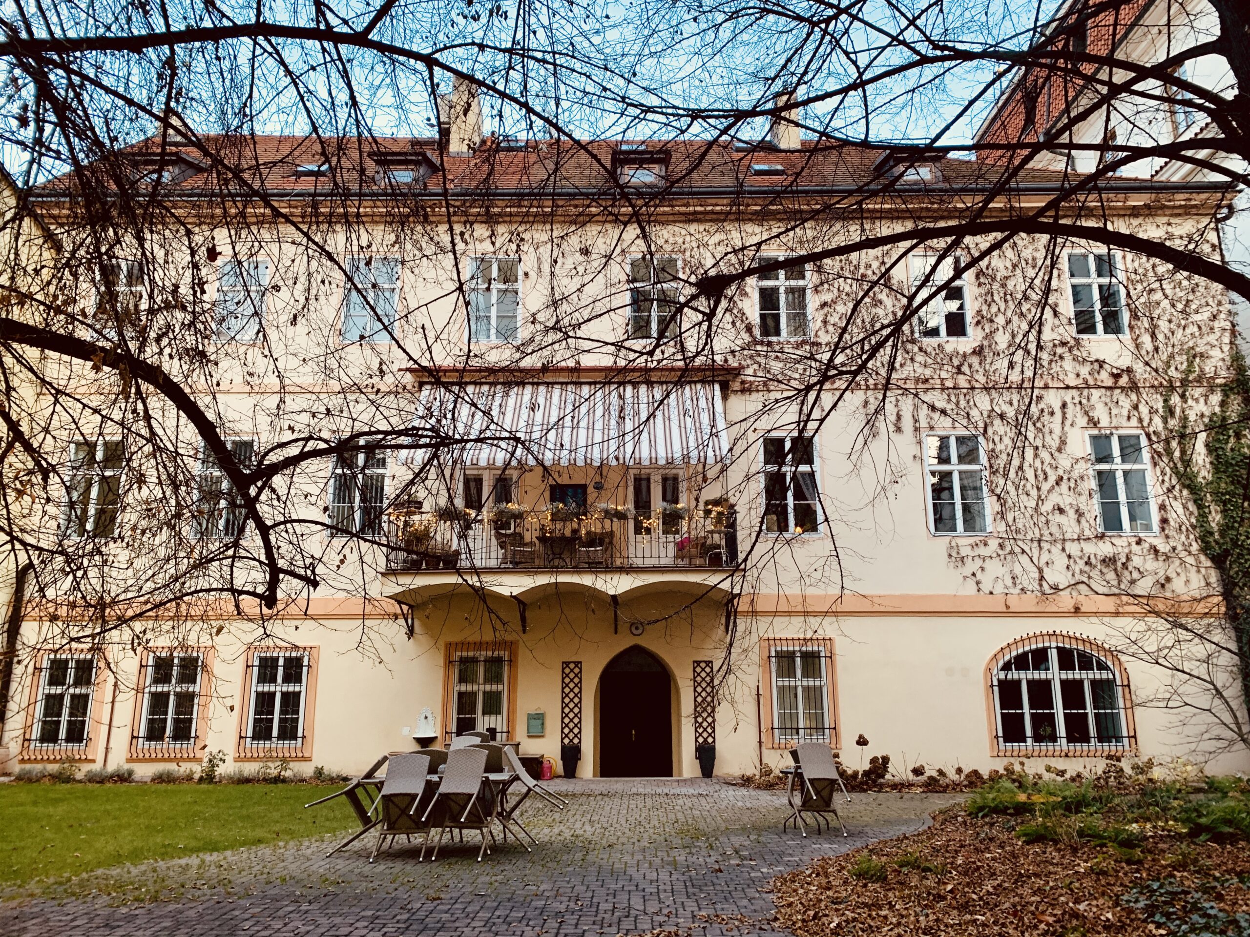 Fasáda domu Husova 9 do dvora