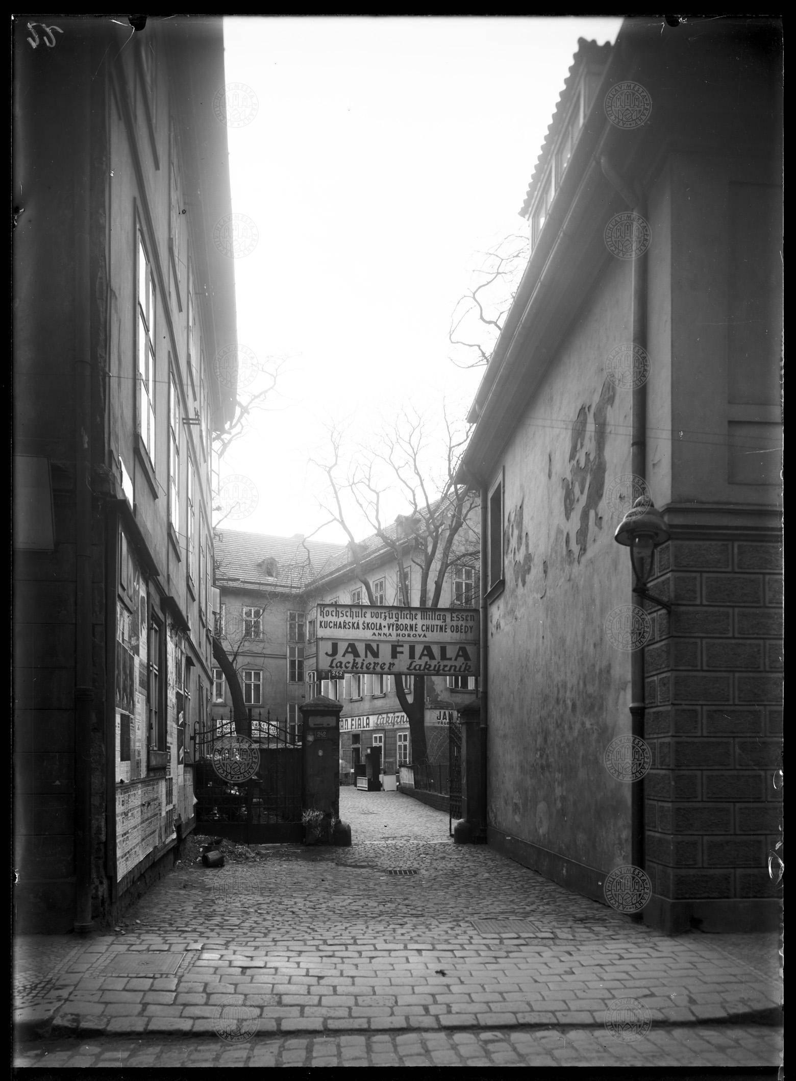 Pohled na dům Husova 9, 1945