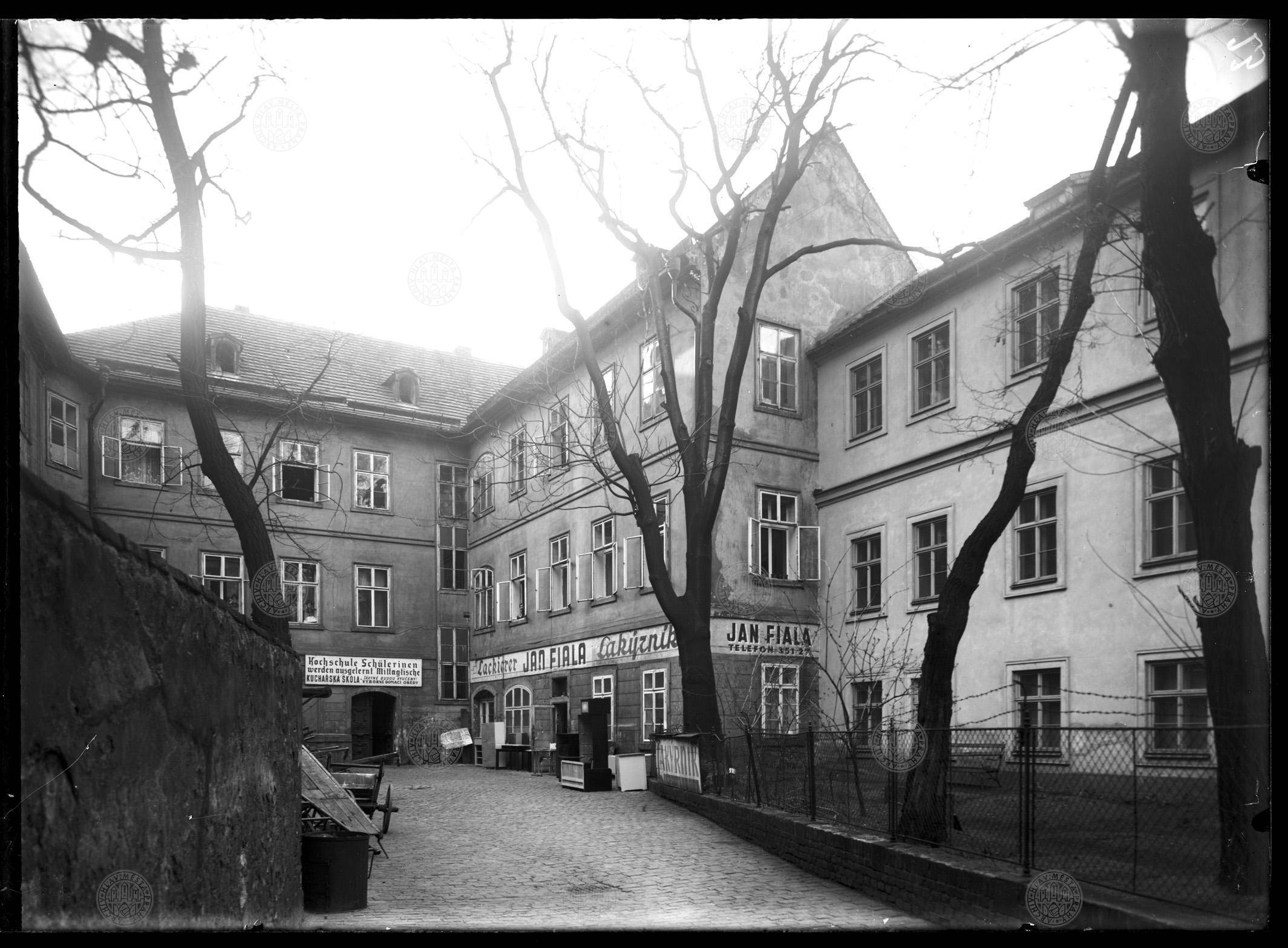 Pohled na dům Husova 9, 1945