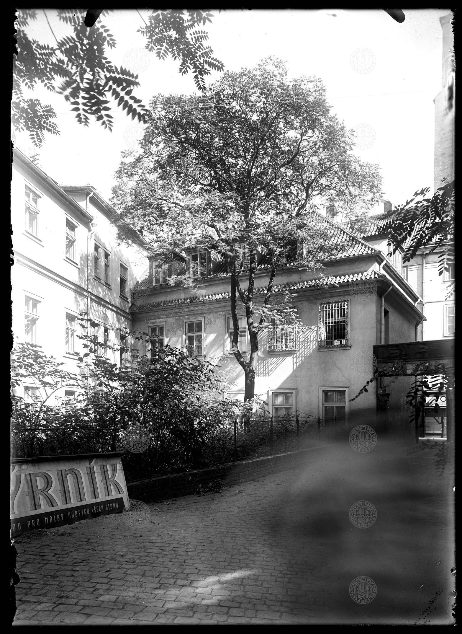 Dvůr domu Husova 9, 1947