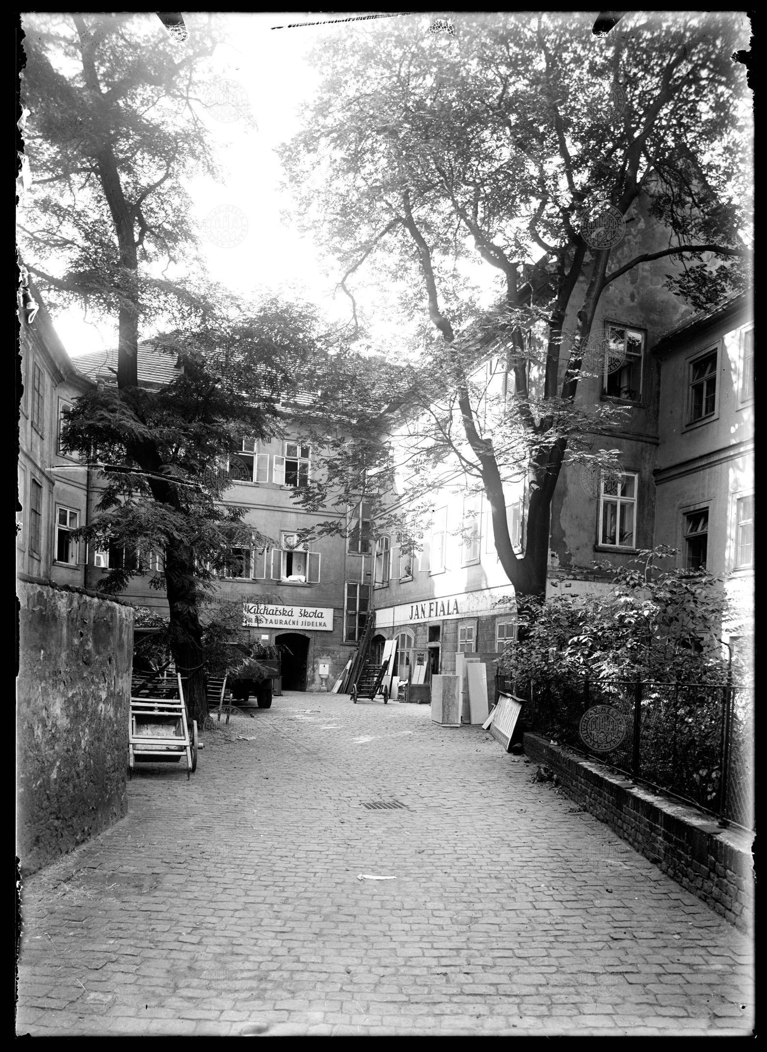 Dvůr domu Husova 9, 1947